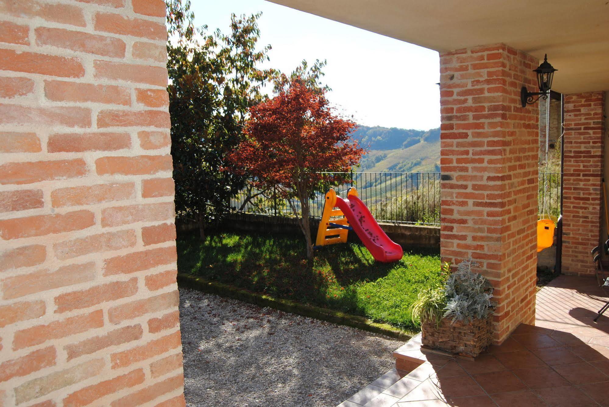 Agriturismo I Grappoli Serralunga d'Alba Exterior photo